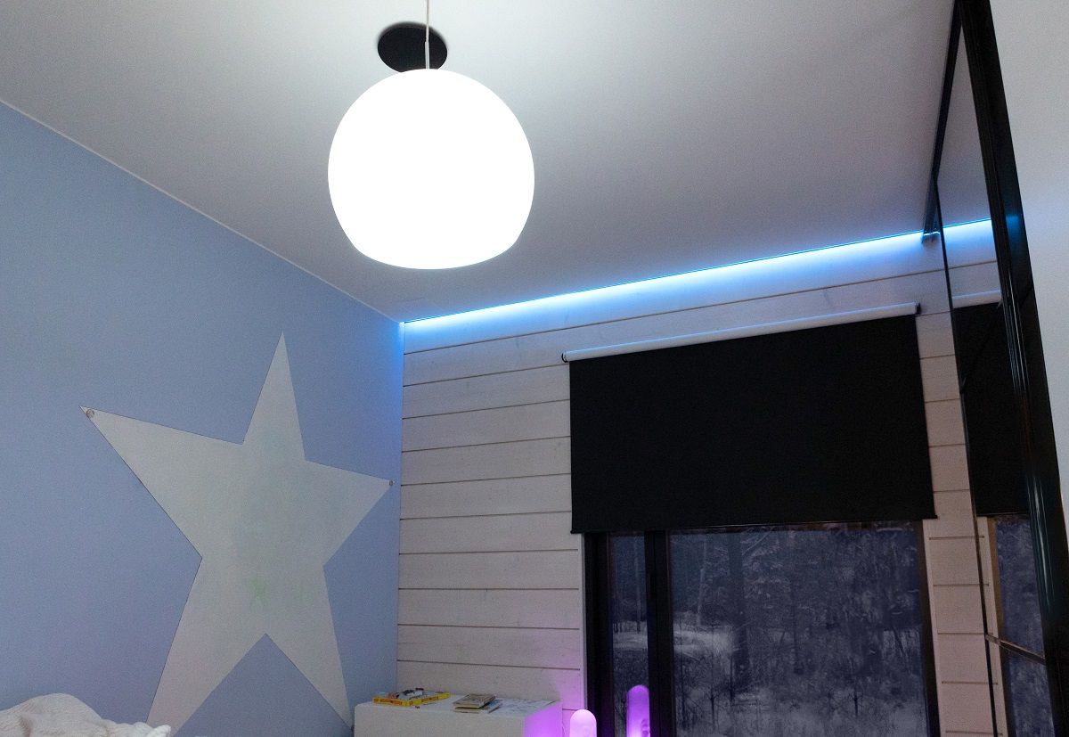 A colour-changing RGBW LED strip in the ceiling groove creates atmosphere in the children's room